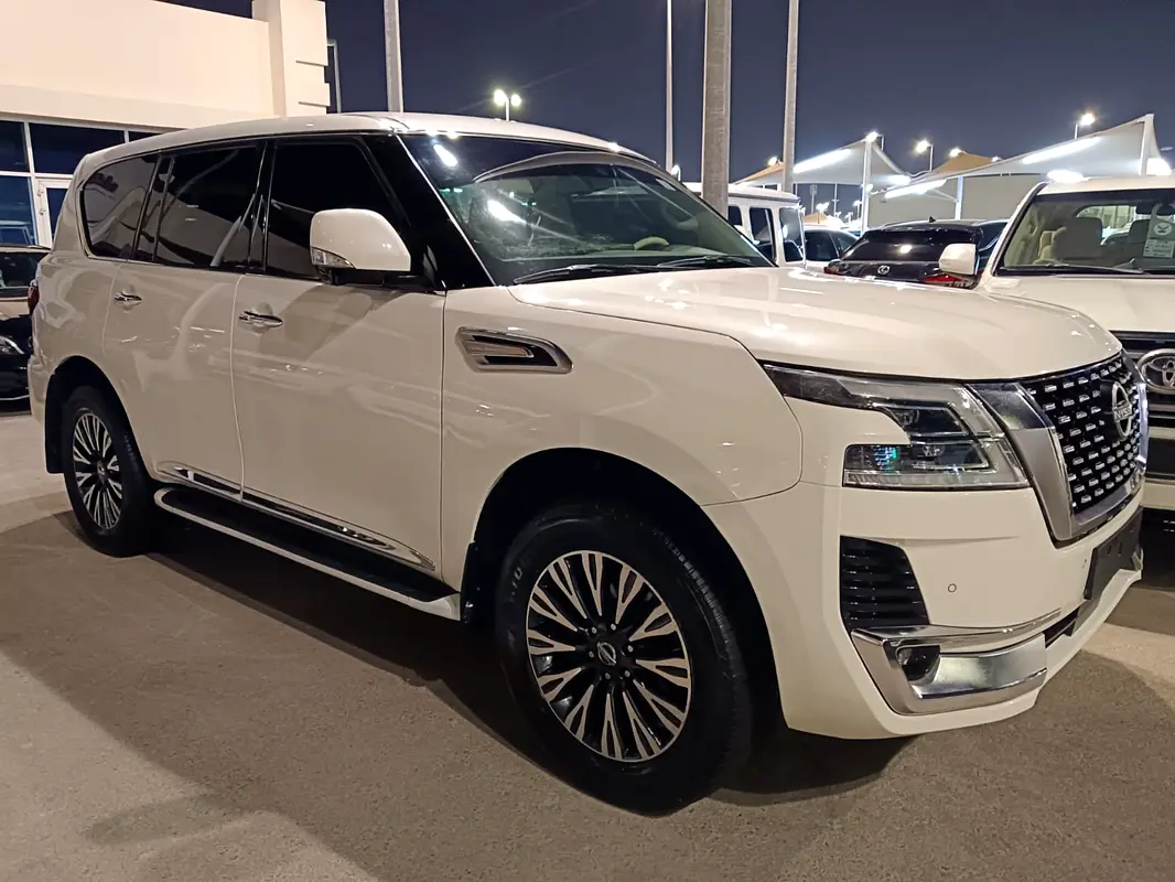 Nissan Patrol 2017 — photo 1 of 4
