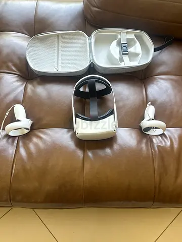 Oculus / Meta Quest 2 Advanced All in One VR Headset 256 GB with Controllers and Carry Case