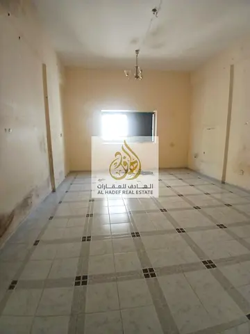 للإيجار السنوي في إمارة الشارقة منطقة القاسمية بالقرب من المحطة شقة سكنية مميزة بنظام عقد عزاب (شيرينج) مكونة من غرفتين وصالة داخل موقع حيوي واستراتيج
