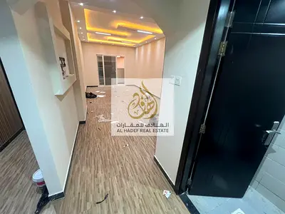 شقة مميزة للإيجار في عجمان – المويهات 3، مكونة من غرفتين نوم وصالة واسعة بتصميم عملي يوفر الراحة والخصوصية، مناسبة جدًا للعائلات. تحتوي الشقة على 3 حم