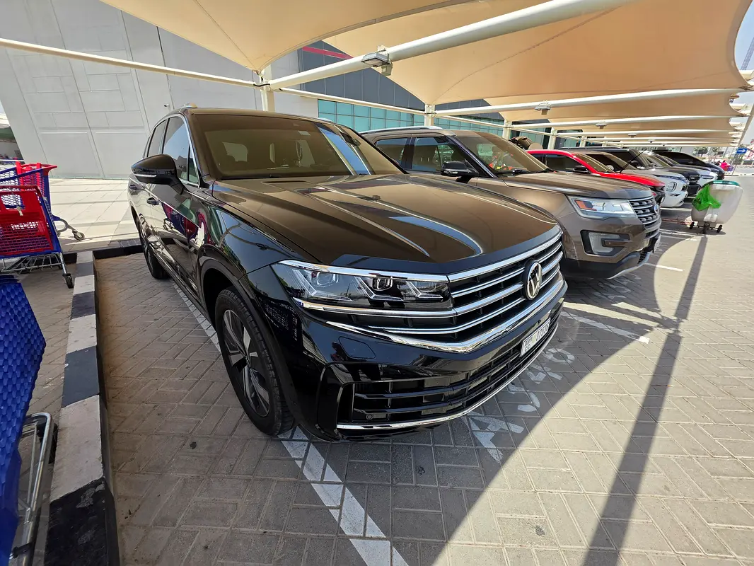 Volkswagen Touareg 2024 — photo 1 of 9