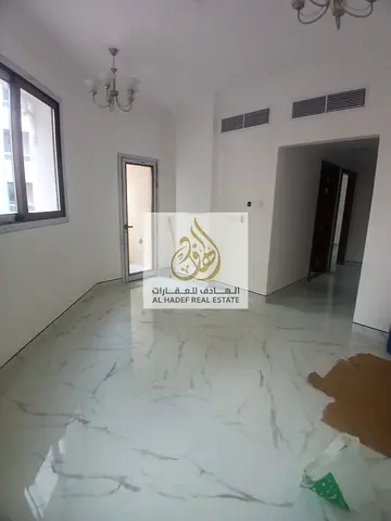 شقة غرفة وصالة ماستر أول ساكن للإيجار في الشارقة القاسمية المحطة بتشطيب حديث وموقع حيوي قريب من جميع الخدمات
