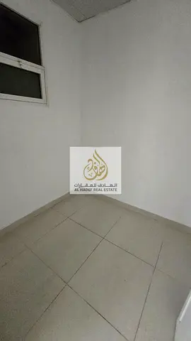 شقة للإيجار في الجرف 2، 3 غرف ماستر + صالة منفصلة، 4 حمامات، استور، مطبخ غاز مركزي، مساحات واسعة جدًا، موقع مميز قريب من المدارس وأسواق الإمارات ومركز