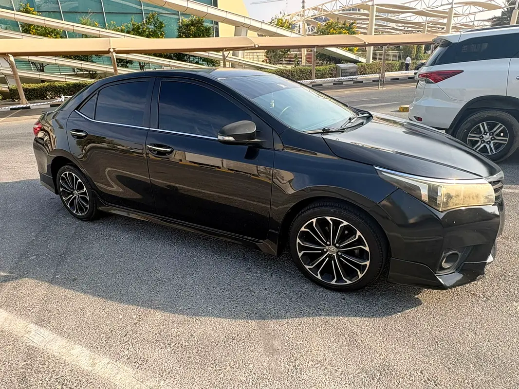 Toyota Corolla 2015 — photo 1 of 10