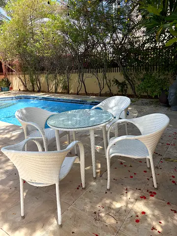 White outdoor rattan dining set with glass top (4 chairs)