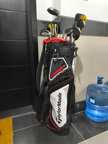Used TaylorMade golf club set with stand bag - good condition