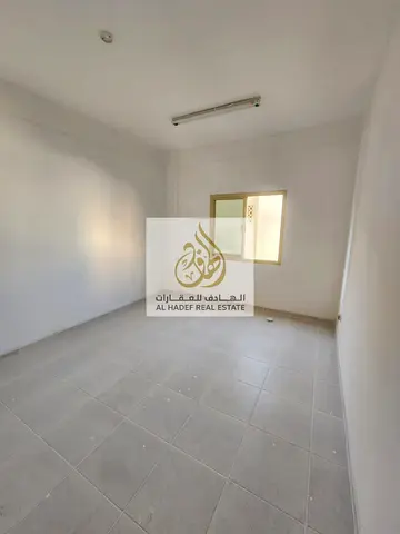 شقة غرفتين وصالة للإيجار في الشارقة منطقة السور مع بلكونة وشهر مجاني وموقع مميز قريب من جميع الخدمات