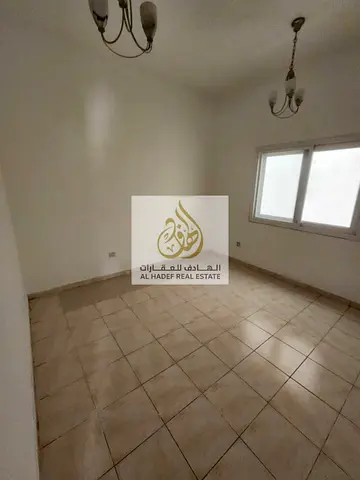 شقة غرفة وصالة للإيجار في الشارقة البوطينة بموقع مميز قريب من جميع الخدمات مع تسهيلات في الدفع