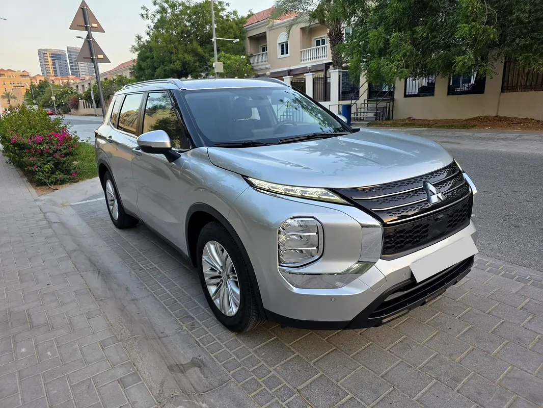 Mitsubishi Outlander 2023 — photo 1 of 17
