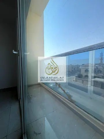 للإيجار السنوي – عجمان 🌟  شقة غرفة وصالة تاني ساكن بمساحة مريحة، تحتوي على 2 حمام وبلكونة، تقع في منطقة المويهات 1 على شارع التلة. الشقة موقعها استرا