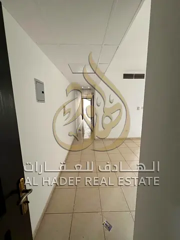 طلالة مباشرة على الشارع الرئيسي ❄️ تكييف مركزي 🔥 غاز مركزي 📍 موقع حيوي قريب من الأسواق والخدمات والمواصلات 💰 الإيجار السنوي: 28,000 درهم