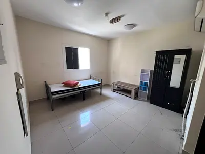 مساحه كبيره _ مضئ بالكامل _ تكيف اسبليت _ صيانه فري _ سهل لمخرج الشارقه ودبي