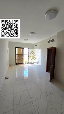 للإيجار السنوي شقة غرفة وصالة في الروضة 1 – غرفة ماستر مع خزائن بالحائط وبلكونة الموقع  عجمان – الروضة 1، موقع مميز وقريب جدًا من شرطة الحميدية، مع سه