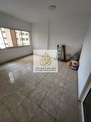 للإيجار السنوي في إمارة الشارقة منطقة المجاز 3 شقة سكنية مميزة مكونة من ثلاث غرف وصالة داخل موقع استراتيجي راقٍ وقريب من حديقة الصفية ومسرح المجاز، تت