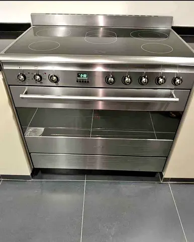 Smeg 90 cm ceramic cooking range 5 hubs electric ceramic stove slightly used