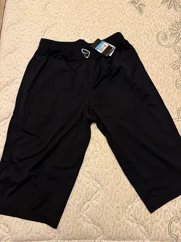 New nike dry-fit 3/4 pants size M