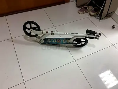 Foldable adult kick scooter with large wheels - good condition