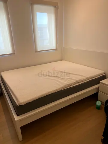 White platform bed frame with mattress (Queen) 160x200