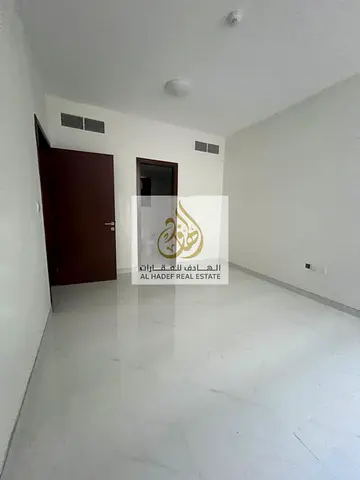 شقة غرفة وصالة أول ساكن للإيجار في الشارقة التعاون على مخرج دبي مع باركن مجاني وتأمين مؤجل وقريبه من جميع الخدمات