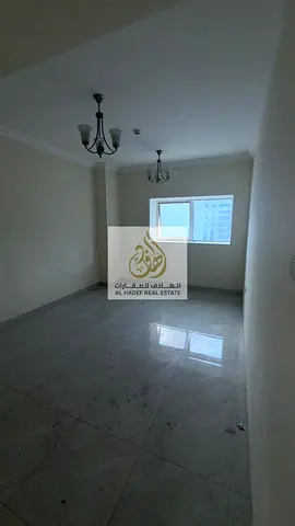 للإيجار في الشارقة – المجاز 2 | شقة غرفتين وصالة سنوي بمساحات كبيرة | 3 حمامات + مطبخ واسع + إطلالة ممتازة | باركن مجاني | الدفع على 4 دفعات | شقة عائ