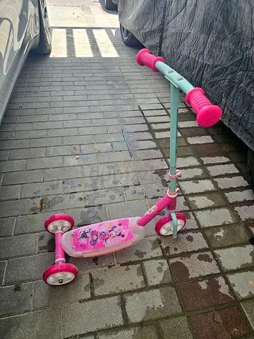Kids 3-Wheel Pink Scooter with Minnie Mouse Deck – Good Condition