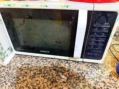 Used Samsung Microwave Oven - Working, Needs Cleaning
