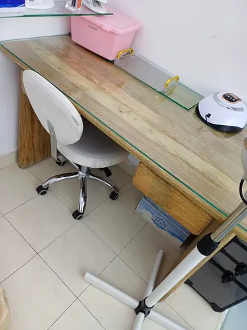 Nail table for slaon