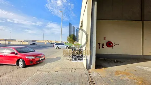 🏭 مستودع للإيجار في منطقة الصجعة – الشارقة 🏭 فرصة مميزة للشركات والمصانع والمستثمرين الباحثين عن مستودع بمساحة كبيرة وقدرة كهربائية عالية في واحدة م