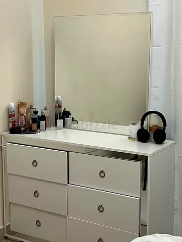 White 6-Drawer Dresser / Vanity in Good Condition