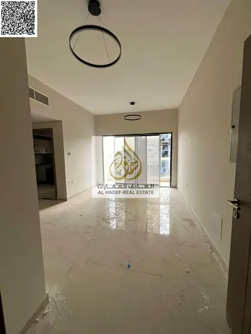 🏢 للإيجار السنوي – شقة غرفتين وصالة في عجمان  📍 الموقع: الجرف 3   ✔️ على مخرج شارع محمد بن زايد مباشرة   ✔️ سهولة تنقل ممتازة إلى دبي والشارقة   ✔️