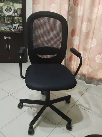 Used black mesh office chair with armrests and wheels. Goodcondition. Once cleaned will be as new
