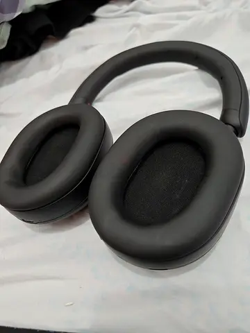 Used over-ear wireless noise-cancelling headphones - good condition WH 1000 XM5