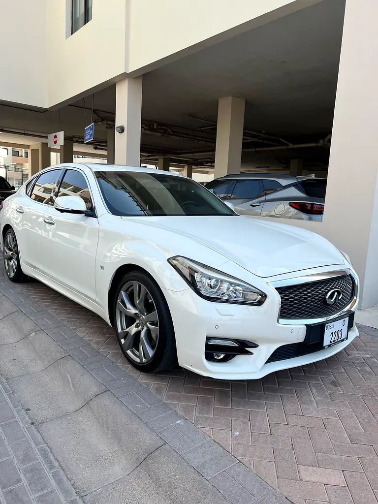 Infiniti Q70 2016 — photo 1 of 7