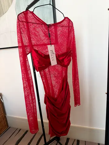 Red lace and satin long sleeve bodycon dress - new with tag