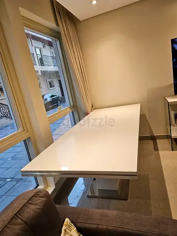 White Gloss Extendable Dining Table in Good Condition