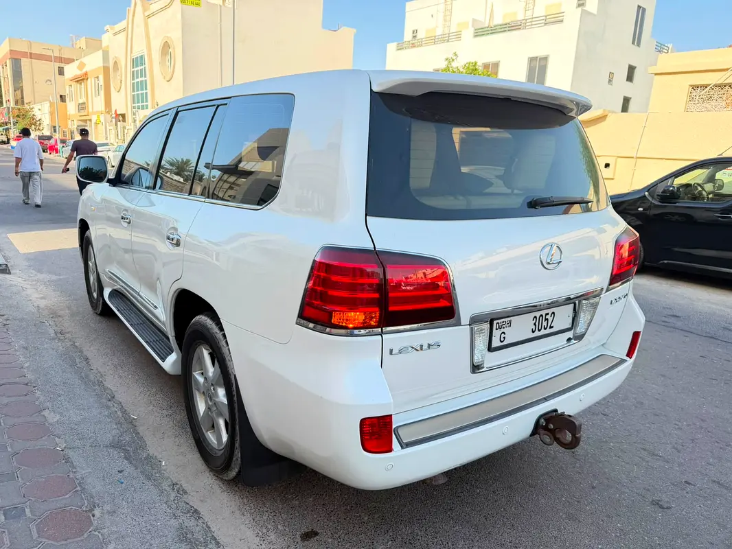 Lexus LX-Series 2010 — photo 1 of 20
