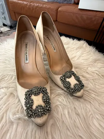 MANOLO BLAHNIK  Hangisi Satin Pumps 70mm