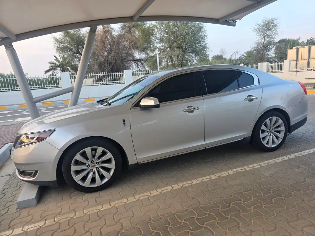 Lincoln MKS 2016 — photo 1 of 8