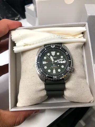 Seiko Prospex Diver SRPE05J. Japan made automatic Watch with Green Dial and Rubber Strap new.