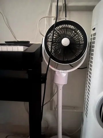 Compact standing bladeless desk/floor fan in good condition