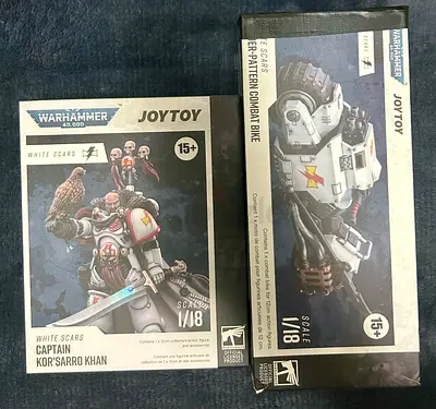 Warhammer 40K White Scars Captain KorSarro Khan 1/18 Collectible Figure + Matching Bike - JoyToy