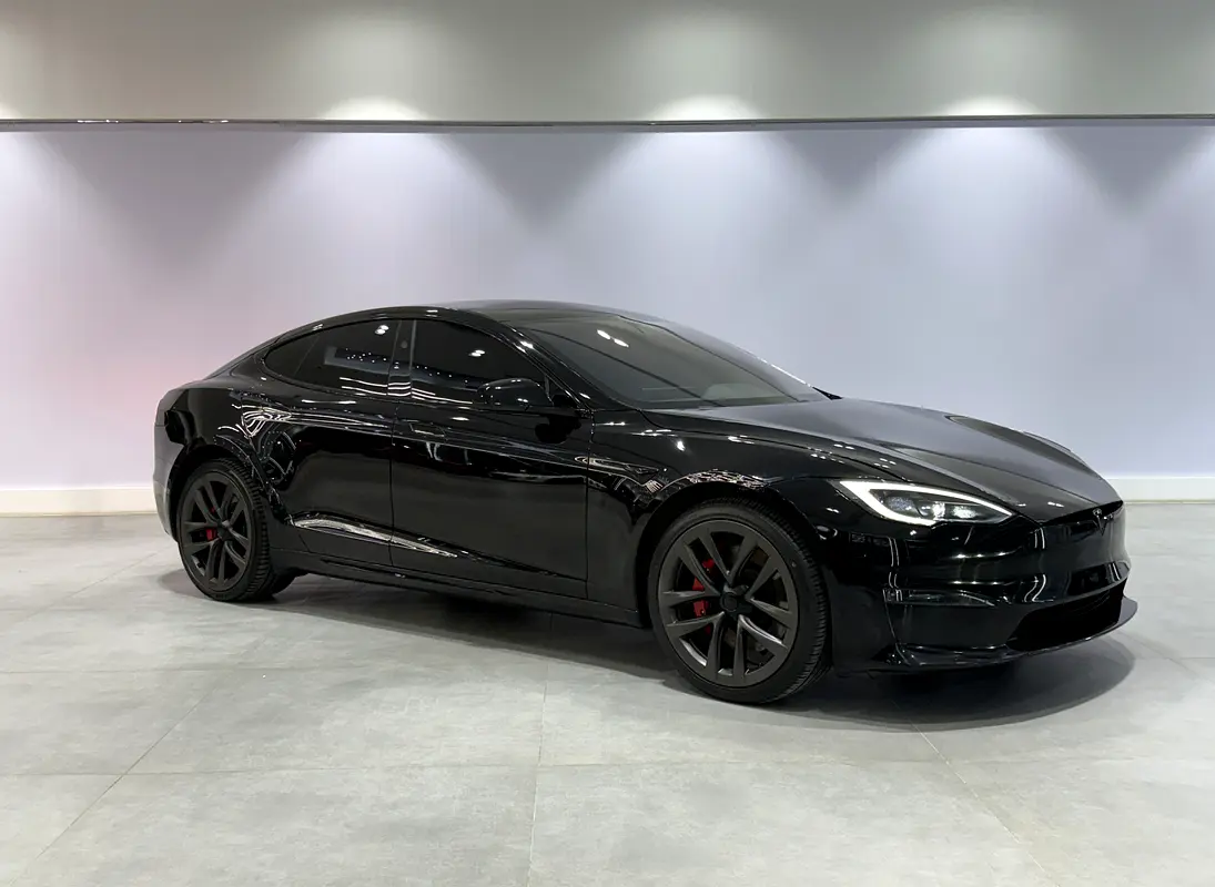 Tesla Model S 2023 — photo 1 of 11
