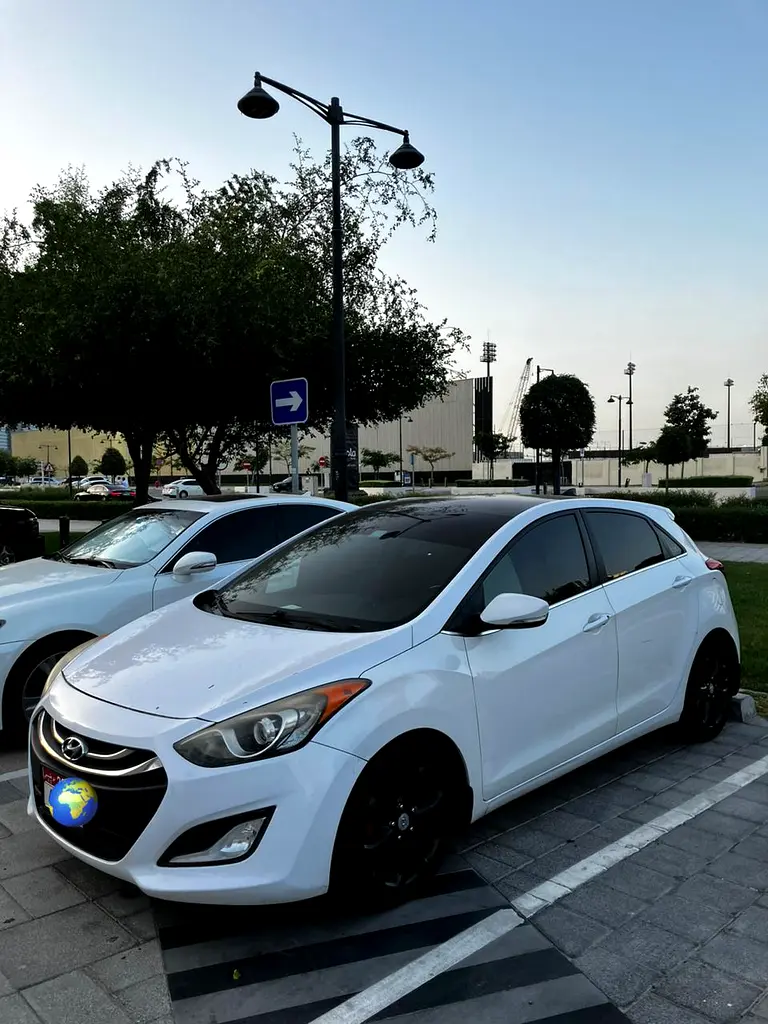 Hyundai Elantra 2013 — photo 1 of 7