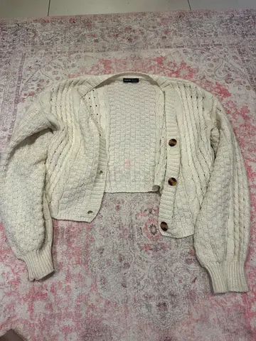 Cream cable-knit cardigan with wooden buttons - size medium