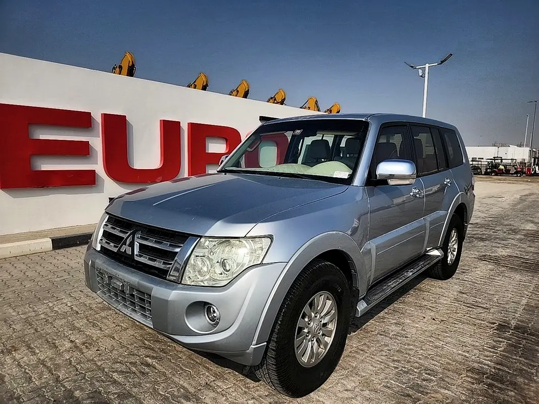 Mitsubishi Pajero 2013 — photo 1 of 6