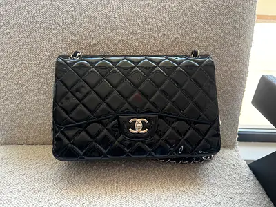 Classic Chanel black patent quilted chain shoulder bag (pre-owned)