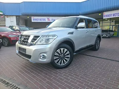 Nissan patrol SE platinum V6 full options original paint 100% Free Accident single ouner No issues