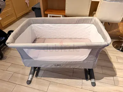 Jikel bedside next to me bassinet / co-sleeper in light grey