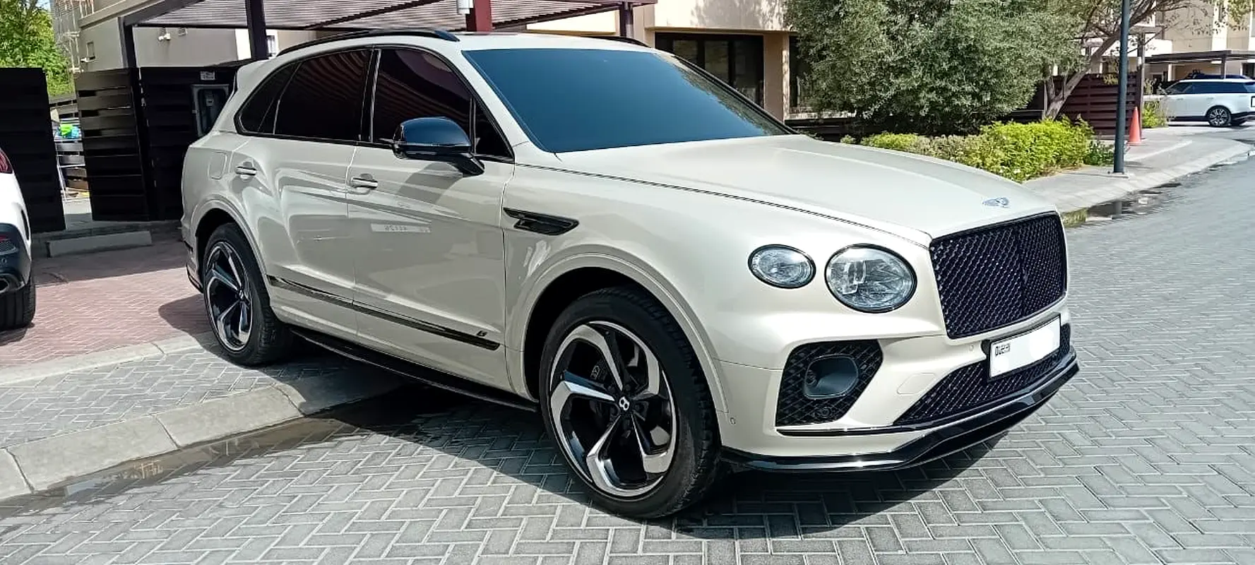 Bentley Bentayga 2022 — photo 1 of 5