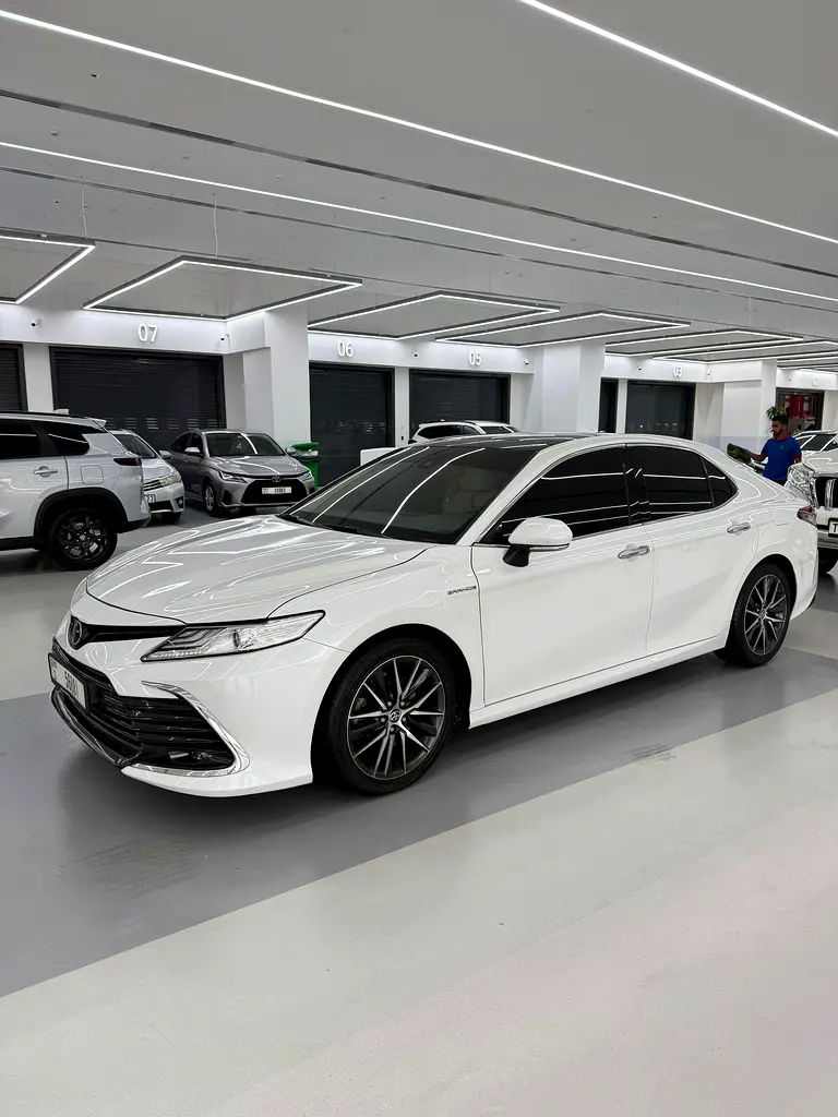 Toyota Camry 2021 — photo 1 of 9